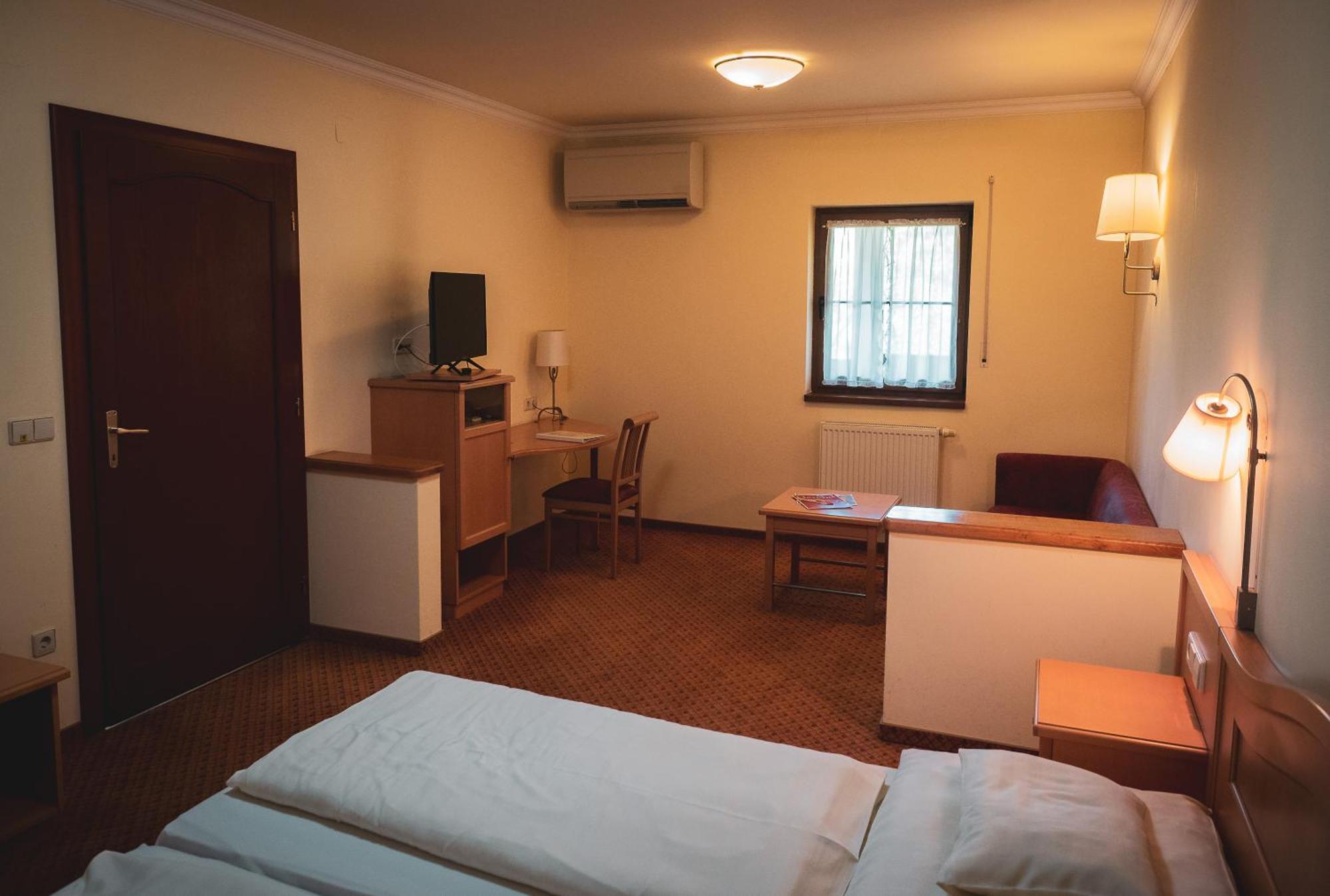 Hetkuti Wellness Hotel Mór Extérieur photo